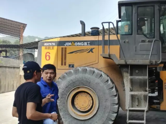 晉工技術員在向用戶了解設備使用情況