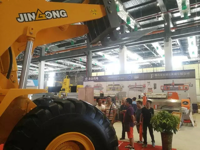 晉工展廳參觀指導工作