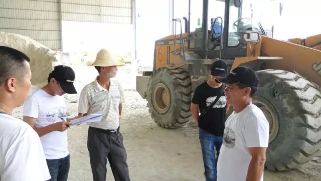 晉工服務人員與用戶溝通，技術員記錄用戶反饋信息