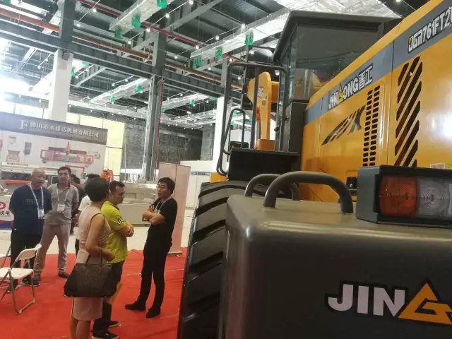 不少晉工的老客戶前來了解晉工最新產品情況