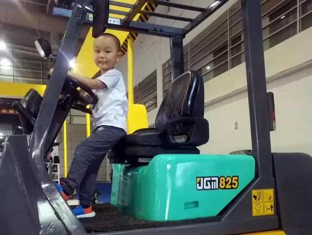 被“怪獸”吸引的萌童粉絲