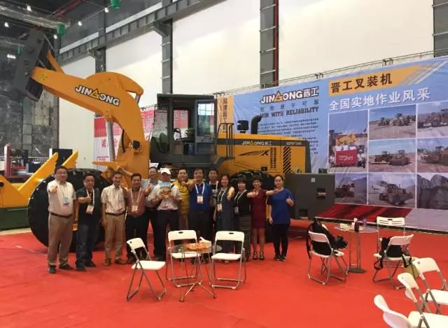 不少晉工的老客戶前來了解晉工最新產品情況