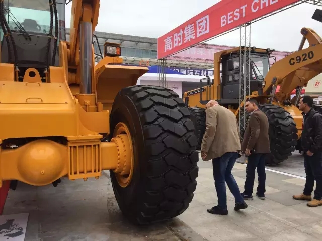 這輪子比人高，得好好看一看