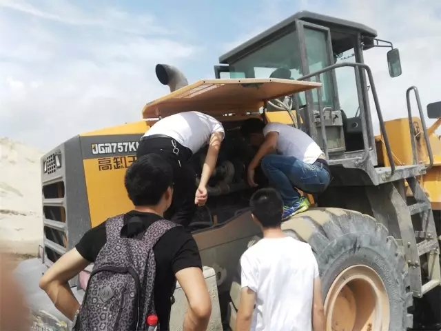 晉工品管部人員現場檢修設備