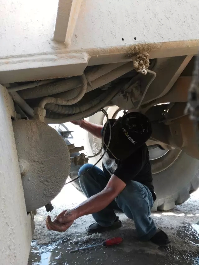 晉工服務人員正在對設備進行檢修