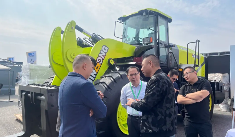 “石”力全開！晉工新能源20噸電動叉裝機亮相2025麻城石材展